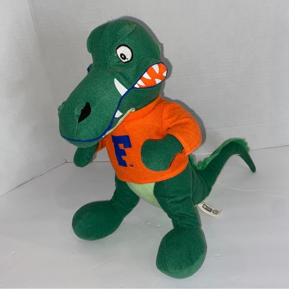 thumbnail interactive-video image 1 of Real Life Alligator Plush Pillow Simulation 1 of 11